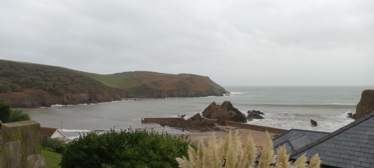 TheBusinessPub1's tweet photo. Had a lovely lunch at @CottageHotel1 Hope Cove Devon. Watching the waves batter the Breakwater...off now to have full Aromatherapy Massage. Have a great weekend 😀 https://t.co/C2iLivMVll