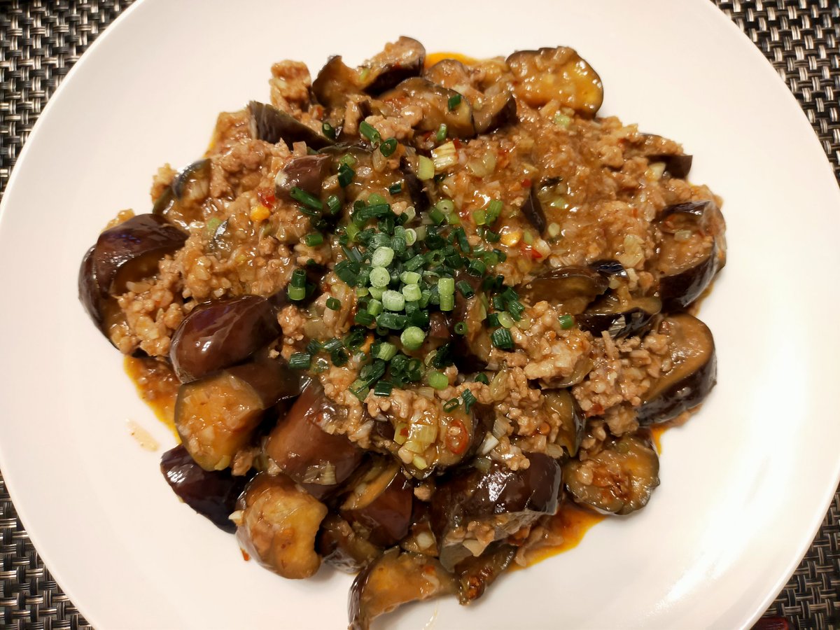 今日の晩酌 味どうらくの里で麻婆茄子風炒め 万能つゆで中華はちょっと挑戦的な試み(๑•̀ •́)و✧甜麺醤が入らない分結構あっさりした感じ☺️ あと昨日のマカサラとか野菜のマリネとか色々