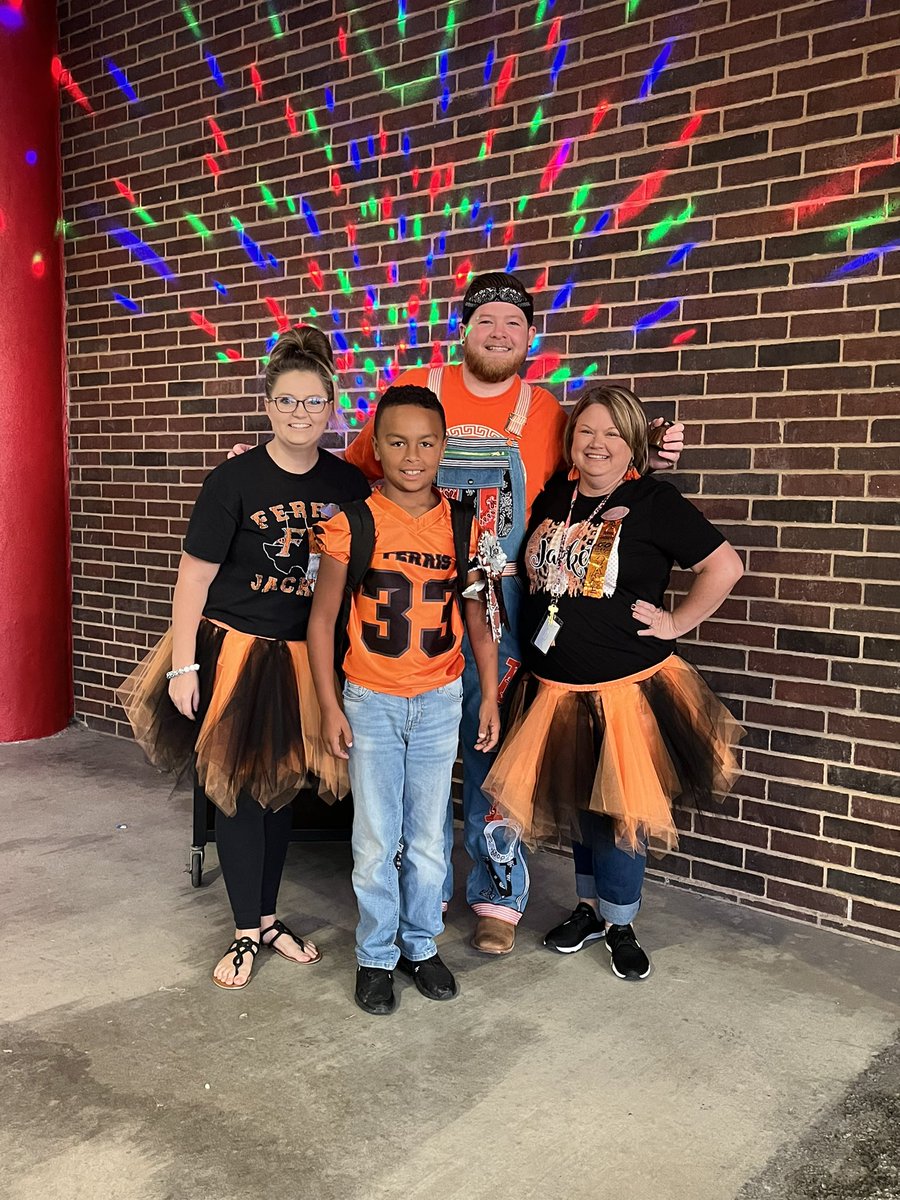 MikulaSam's tweet image. IT’S HOMECOMING DAY! Pump up music is a must for drop off this morning!