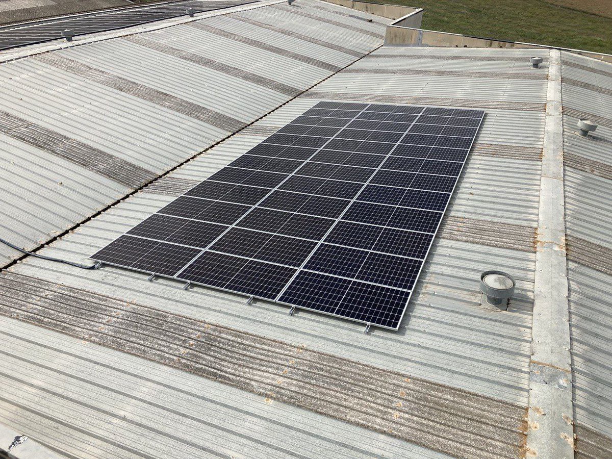GRenovables's tweet photo. Fa poc vam realitzar aquesta ampliació de plaques fotovoltaiques a Proembasa.

Energia a tope!!
⚡️⚡️⚡️ https://t.co/3z4lMwbL5H