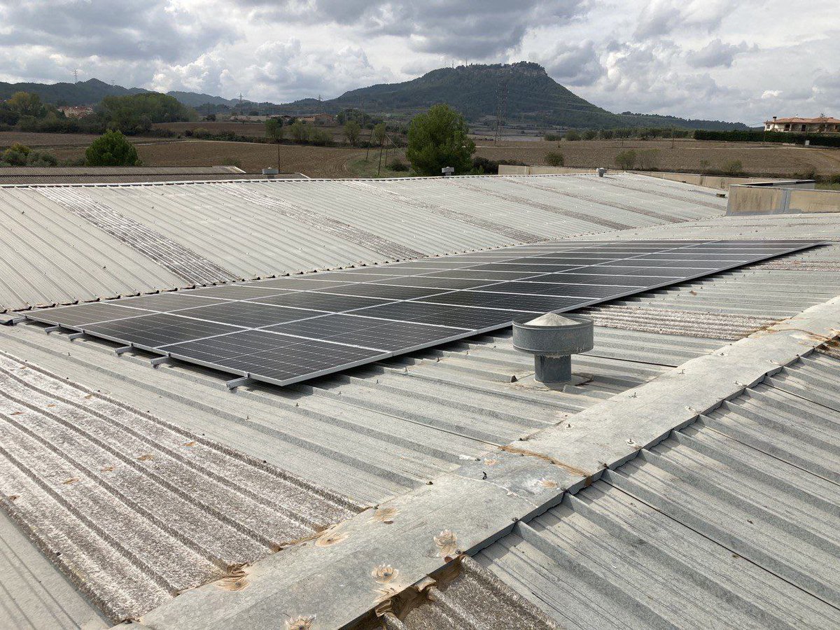GRenovables's tweet photo. Fa poc vam realitzar aquesta ampliació de plaques fotovoltaiques a Proembasa.

Energia a tope!!
⚡️⚡️⚡️ https://t.co/3z4lMwbL5H