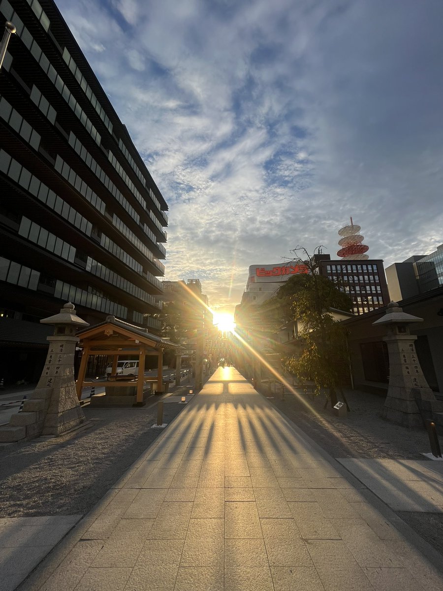 koryuabc's tweet photo. ヤバっ！警固神社に光の道が！
#福岡　#天神　#光の道　#レイライン　
#警固　#警固神社 https://t.co/QtPdjdDGvL