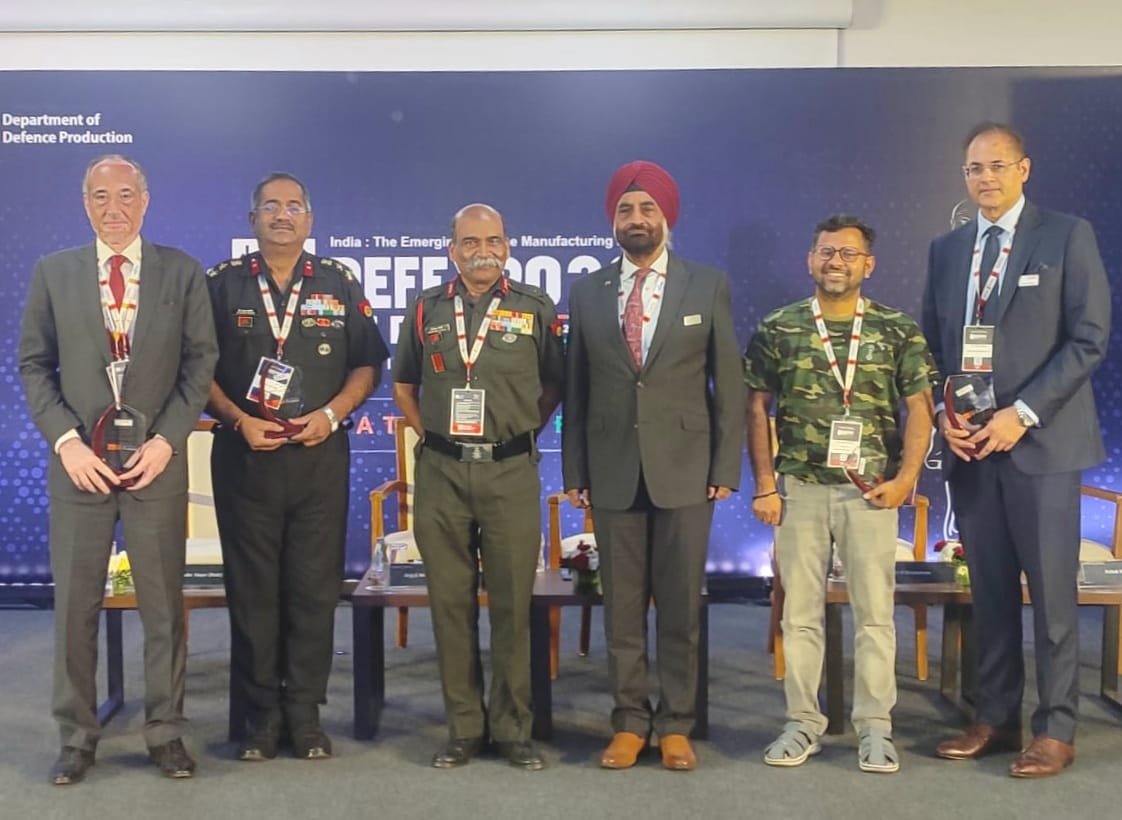#IndianArmy organised a seminar on ‘Synergising Defence Industry Competence in Research & Design with National Security Needs’ at #DefExpo22. General Manoj Pande #COAS delivered a Keynote Address at the Seminar. 1/2 #IndianArmy #InStrideWithTheFuture