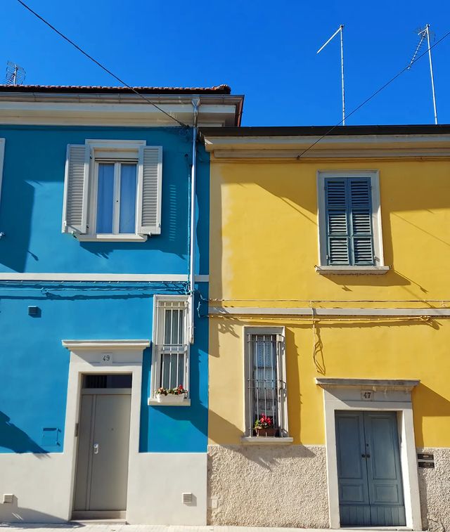 parmawelcomeoff's tweet photo. In questa giornata bigia serve un po' di colore, come quello delle case di Via della Salute, nel quartiere Oltretorrente a #Parma.🌈

Le origini della via risalgono al 1856 quando la duchessa Luisa Maria di Berry fece aprire la strada per fornire abitazioni comode e salutari. https://t.co/UzhAtmFJAG