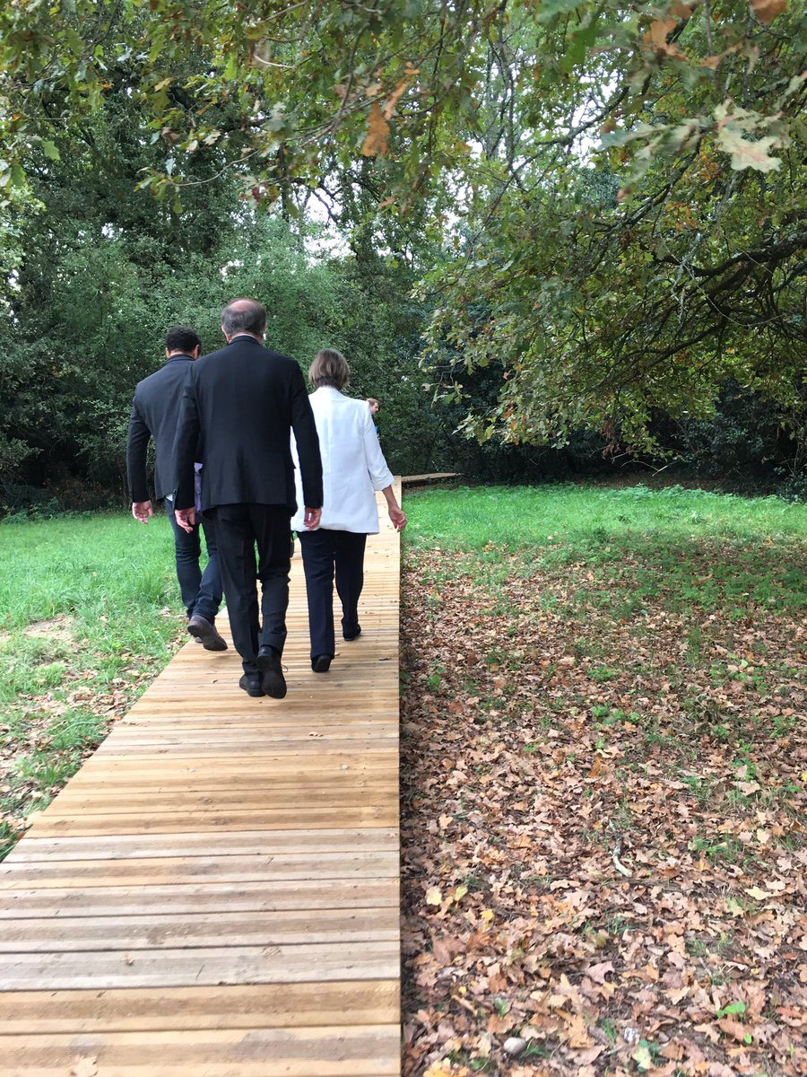 univbordeaux's tweet photo. .@SDelzon présente le living lab de @Forest_UB à la ministre @sup_recherche @sretailleau et cette démarche innovante qui associe la surveillance et l’expérimentation pour répondre aux risques climatiques qui menacent la forêt 🌳. https://t.co/lj4O1sO68b