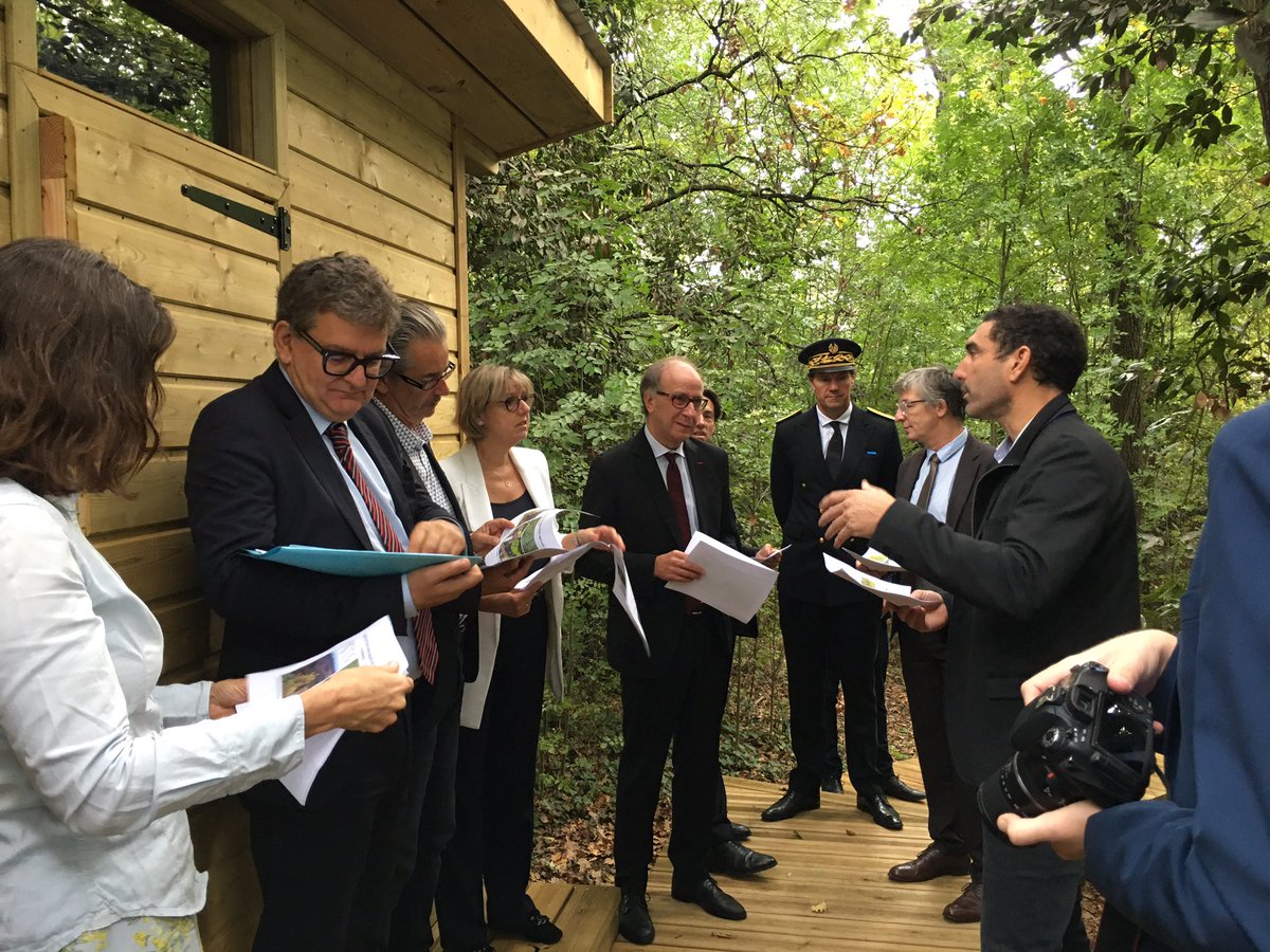 univbordeaux's tweet photo. .@SDelzon présente le living lab de @Forest_UB à la ministre @sup_recherche @sretailleau et cette démarche innovante qui associe la surveillance et l’expérimentation pour répondre aux risques climatiques qui menacent la forêt 🌳. https://t.co/lj4O1sO68b