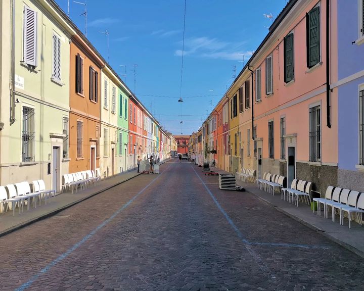 parmawelcomeoff's tweet photo. In questa giornata bigia serve un po' di colore, come quello delle case di Via della Salute, nel quartiere Oltretorrente a #Parma.🌈

Le origini della via risalgono al 1856 quando la duchessa Luisa Maria di Berry fece aprire la strada per fornire abitazioni comode e salutari. https://t.co/UzhAtmFJAG