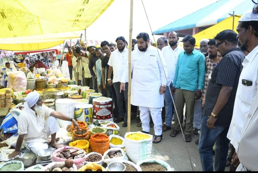 babajanidurrani's tweet photo. माझ्या संकल्पनेतून पाथरी नगर परिषदेच्या वतीने भव्य व सुंदर स्वरूपात नव्याने उभारण्यात आलेल्या राजमाता अहिल्याबाई होळकर नवीन आठवडी बाजाराची सुरुवात काल गुरुवार रोजी झाली. दिवाळी सणाच्या पार्श्वभूमीवर याची सुरुवात करण्यात आली, काल भाजी विक्रेते व इतर व्यापाऱ्यांशी संवाद साधला. https://t.co/8msZMNW2KN