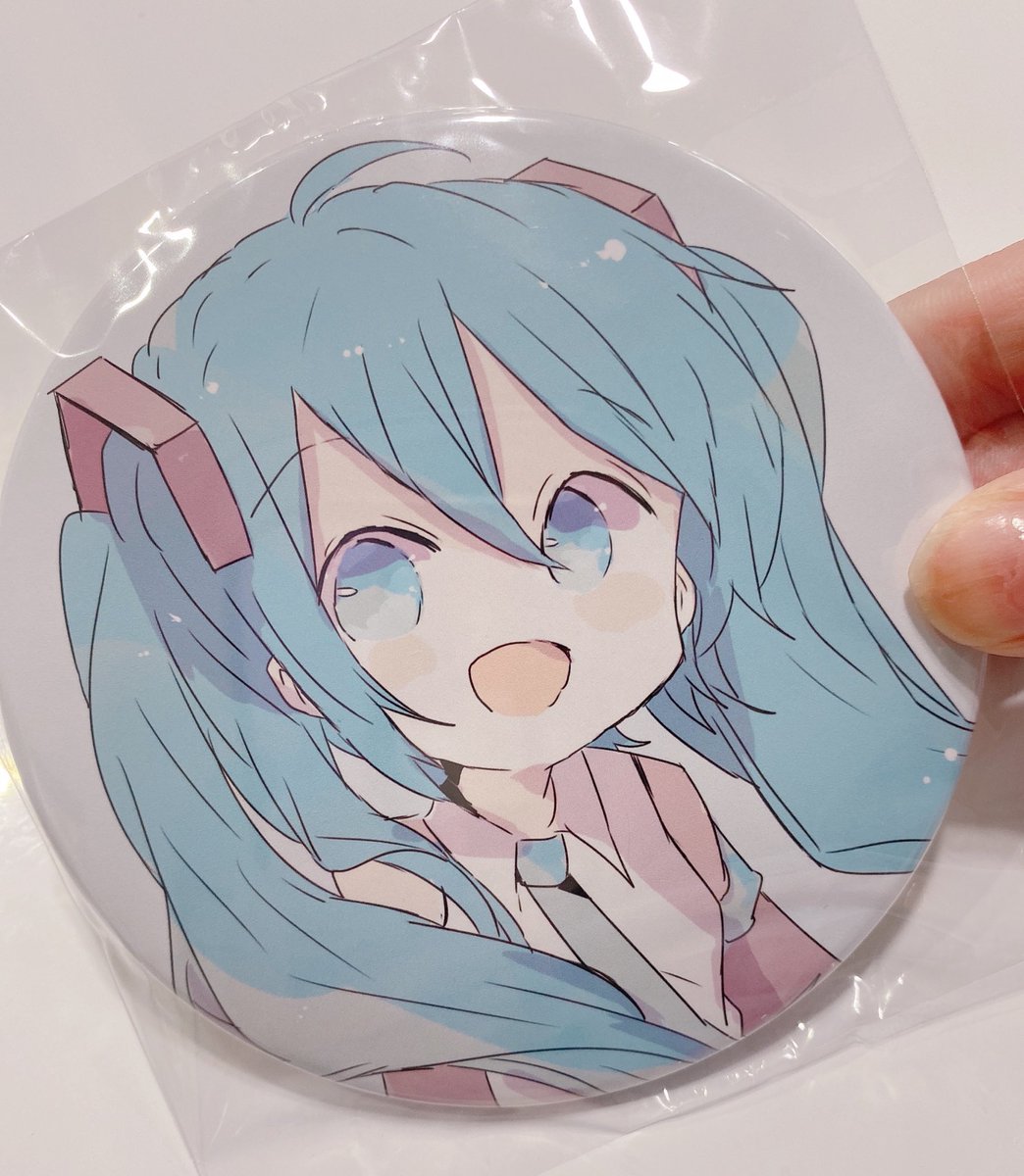 初音ミク 「届きました思ってたより大きい!2つ並べるとかわいい…かもしれないです! 」|sakiのイラスト