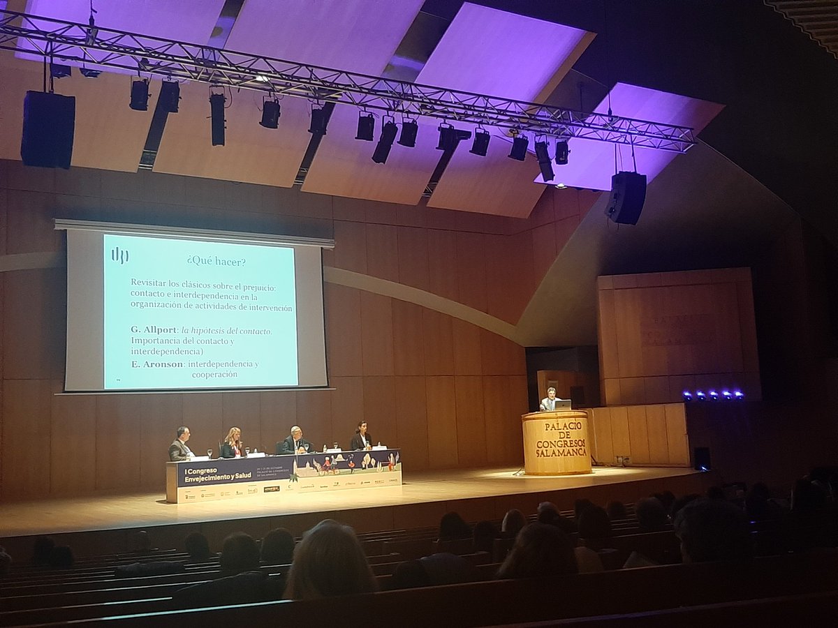 Seguimos en la III Mesa <a href="/CongresoEyS/">Congreso Envejecimiento y Salud</a>  Manuel J. Da Silva Loureiro presenta el riesgo del #Edadismo en la pérdida de #Salud en las personas mayores. Las microagresiones son responsables de #EstrésCrónico