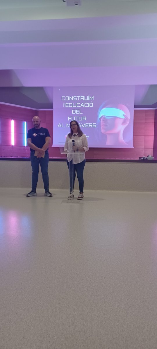 cole_sagrada's tweet photo. Experiencia pionera del área de EPVA en el uso del #Metaverso. Alumnado de ESO ha visitado virtualmente @mudit_org y visionado obras de Mina Power, utilizando sus #avatares personales. Gracias a todo el personal por su implicación y al @AjuntAlzira por su respaldo. #somsagrada https://t.co/TbS7Ql10DH