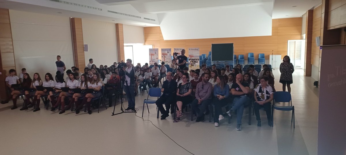 cole_sagrada's tweet photo. Experiencia pionera del área de EPVA en el uso del #Metaverso. Alumnado de ESO ha visitado virtualmente @mudit_org y visionado obras de Mina Power, utilizando sus #avatares personales. Gracias a todo el personal por su implicación y al @AjuntAlzira por su respaldo. #somsagrada https://t.co/TbS7Ql10DH