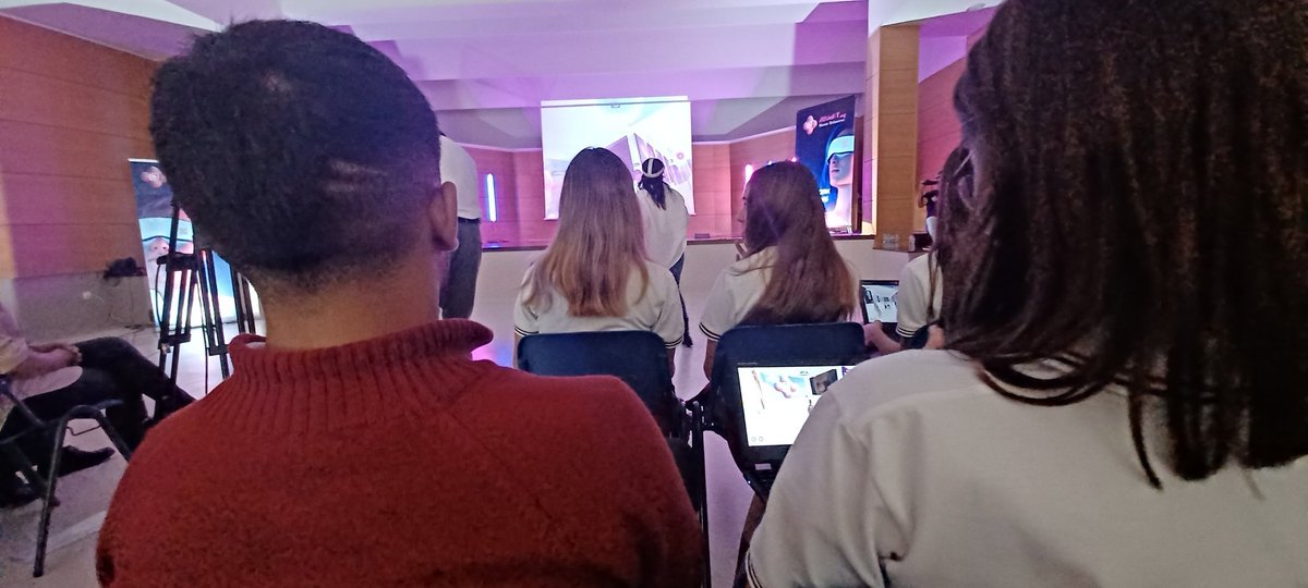 cole_sagrada's tweet photo. Experiencia pionera del área de EPVA en el uso del #Metaverso. Alumnado de ESO ha visitado virtualmente @mudit_org y visionado obras de Mina Power, utilizando sus #avatares personales. Gracias a todo el personal por su implicación y al @AjuntAlzira por su respaldo. #somsagrada https://t.co/TbS7Ql10DH