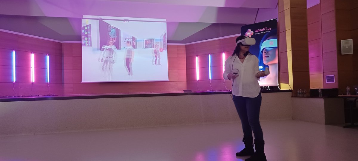 cole_sagrada's tweet photo. Experiencia pionera del área de EPVA en el uso del #Metaverso. Alumnado de ESO ha visitado virtualmente @mudit_org y visionado obras de Mina Power, utilizando sus #avatares personales. Gracias a todo el personal por su implicación y al @AjuntAlzira por su respaldo. #somsagrada https://t.co/TbS7Ql10DH