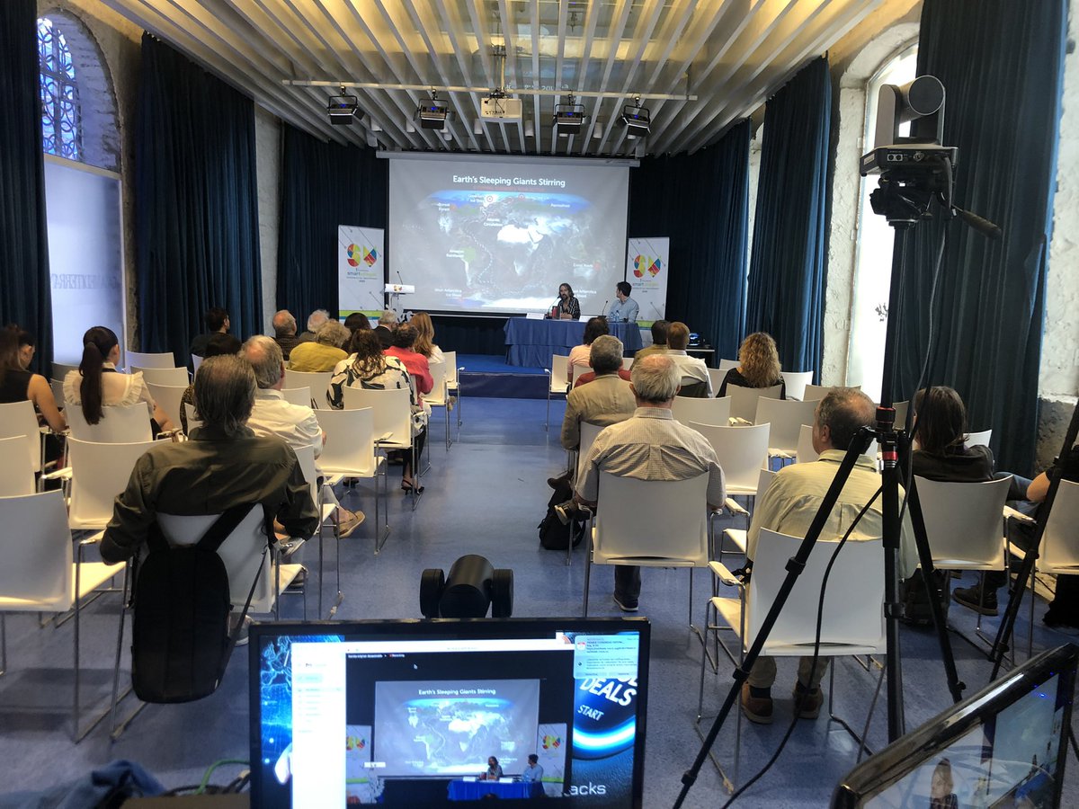 Fundacion_ACM's tweet photo. Arranca el segundo día de ponencias en @csmediterraneo dentro del marco del programa @SmartVillages22
Joan Bordera nos aproxima  “Los pueblos inteligentes en el otoño de la civilización” en un coloquio con Guillermo López Linares, Director Revista «Salvaje». https://t.co/5IMOv6oyPK