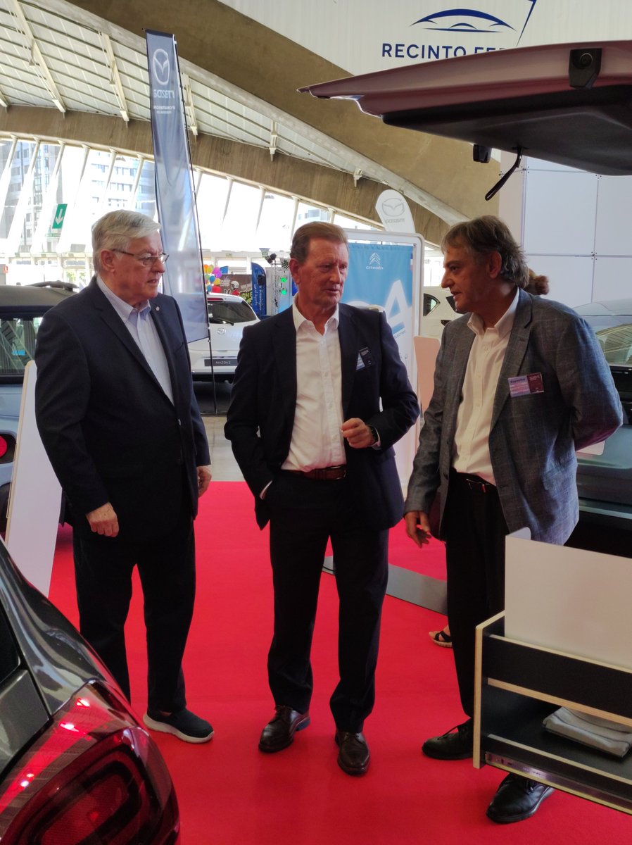 autoinsular's tweet photo. El Presidente de @FREDICAcanarias D. Jesús Orozco, acompañado de D. Juan García Padrón y D. Ernesto Fuentes Encinoso, descubriendo las características de nuestra Berlingo Camperizada.
#SalonDelAutomovilCanarias https://t.co/ZFjnj3COty