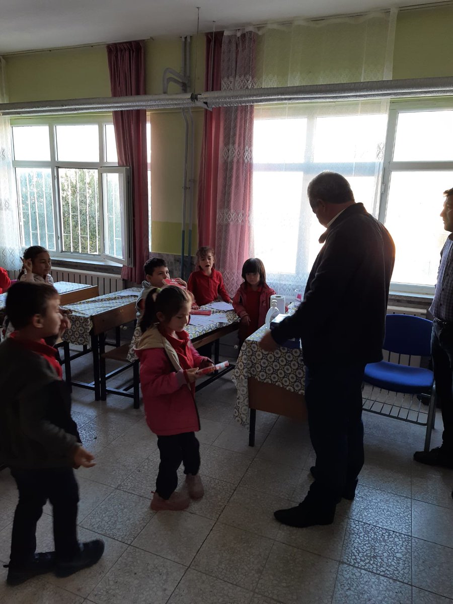 Temel Eğitimde 10.000 okul projesi kapsamında okulumuz öğrencilerine sanat malzemeleri dağıtımını gerçekleştirdik. <a href="/AdemKoca46/">Adem Koca</a> <a href="/MersinMEM/">Mersin İl Millî Eğitim Müdürlüğü</a> @harungergin <a href="/mut_mem/">Mut İlçe MEM</a> <a href="/ibrahim_oguz/">İbrahim OĞUZ</a> @Abdulla42167829 <a href="/Omer_okur33/">ÖMER</a>