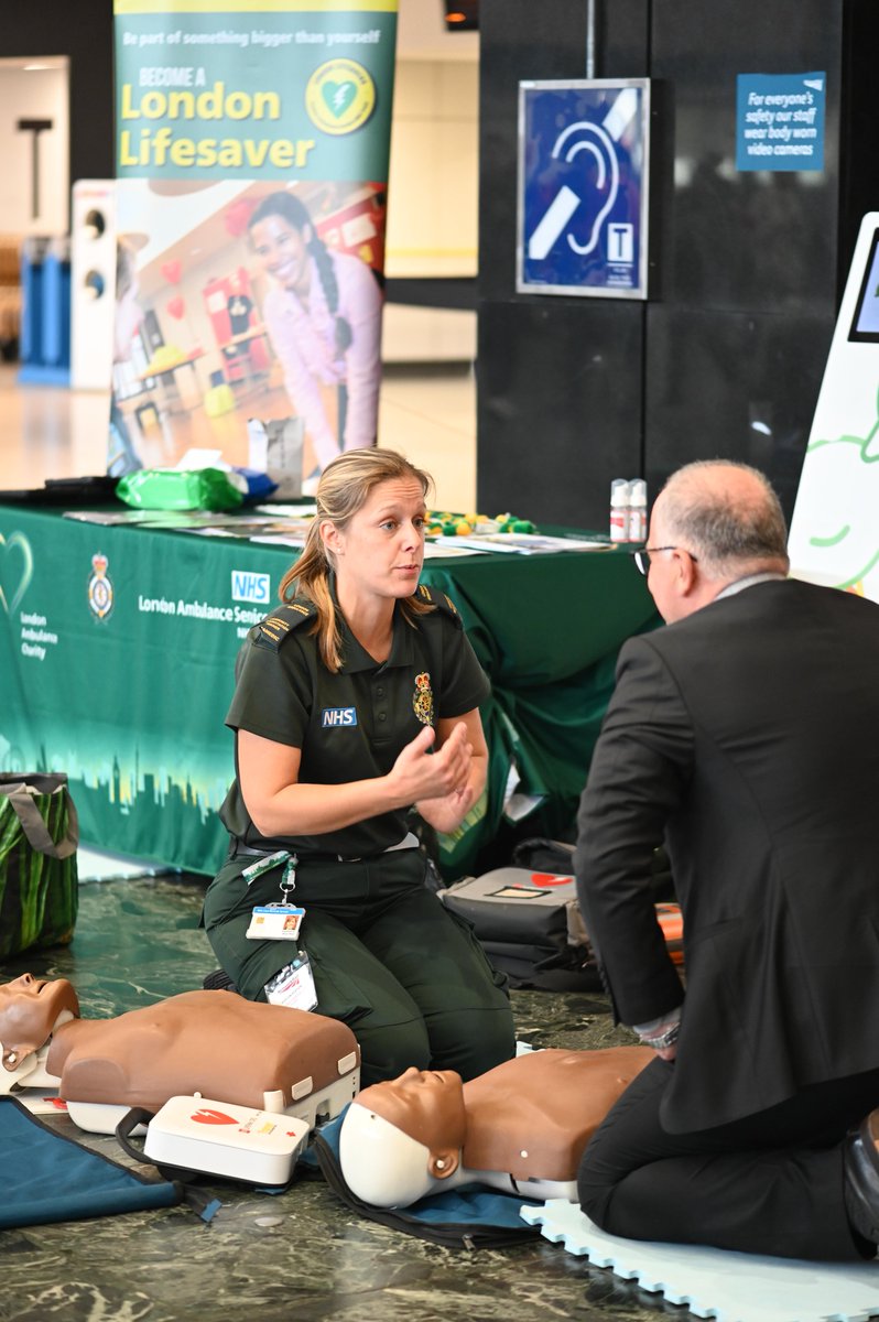 Anyone can #RestartAHeart ✅♥️ Our team are running a free #CPR and defibrillator skills session at #LondonPaddington station today from now until 3pm - come and find us if you're in the area 👋 Learn more about the #LondonLifesavers initiative: londonambulance.nhs.uk/LondonLifesave…