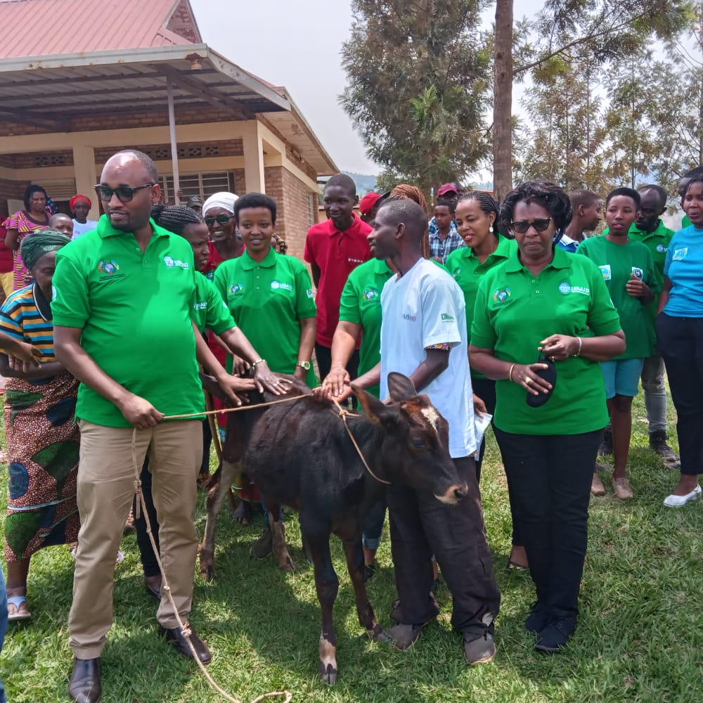 SommeilDu's tweet photo. En prélude à la célébration de la journée internationale des femmes rurale au Rwanda en date du 15 octobre 2022. La Chambre de Commerce Québec Afrique du Rwanda a participé à la célébration de cette journée en étant aux côtés des femmes rurale du district... https://t.co/wErzfAF4L8