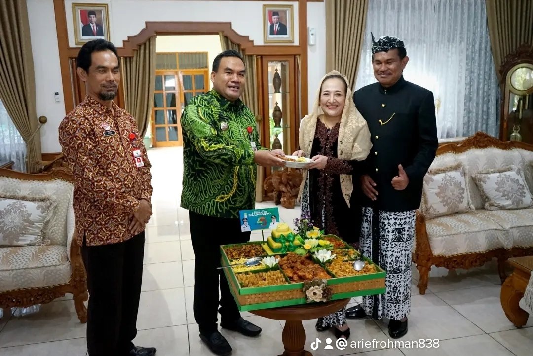 AriefRohman_838's tweet photo. Maturnuwun Ibu Bupati Bojonegoro Dr. Hj. Anna Muawanah, DPRD Bojonegoro dan jajaran Pemkab Bojonegoro. Tahun ini Blora menerima bantuan keuangan (bankeu) Rp 34 miliar untuk membangun kawasan perbatasan Bojonegoro - Blora. Selengkapnya klik - https://t.co/StkPsvh2qc https://t.co/TyhbXSuRp2