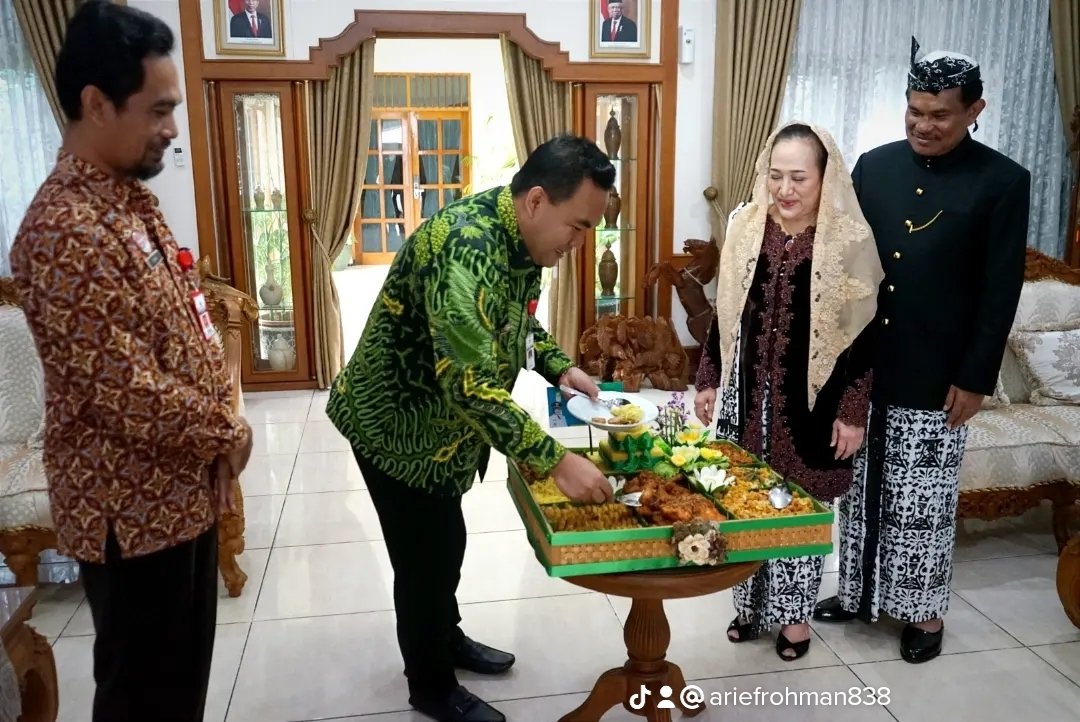 AriefRohman_838's tweet photo. Maturnuwun Ibu Bupati Bojonegoro Dr. Hj. Anna Muawanah, DPRD Bojonegoro dan jajaran Pemkab Bojonegoro. Tahun ini Blora menerima bantuan keuangan (bankeu) Rp 34 miliar untuk membangun kawasan perbatasan Bojonegoro - Blora. Selengkapnya klik - https://t.co/StkPsvh2qc https://t.co/TyhbXSuRp2