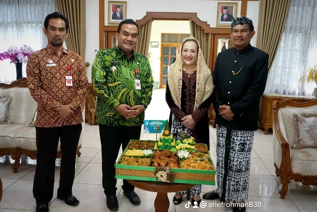AriefRohman_838's tweet photo. Maturnuwun Ibu Bupati Bojonegoro Dr. Hj. Anna Muawanah, DPRD Bojonegoro dan jajaran Pemkab Bojonegoro. Tahun ini Blora menerima bantuan keuangan (bankeu) Rp 34 miliar untuk membangun kawasan perbatasan Bojonegoro - Blora. Selengkapnya klik - https://t.co/StkPsvh2qc https://t.co/TyhbXSuRp2