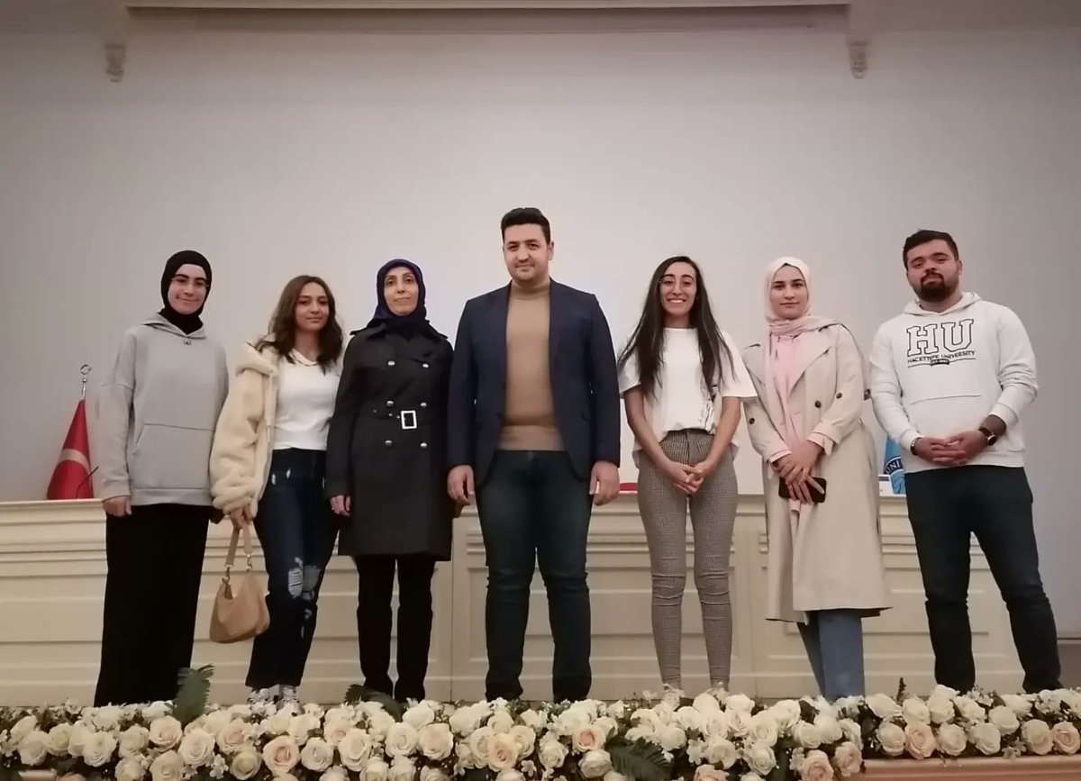 genclikaekb's tweet photo. Çalışkan gençlerimiz! 😍🥰 Uluslararası Bilge Aliya Sempozyumunda emeği geçen her gencimize teşekkür ederiz. 😍💜
@anadoluekbvakfi @AliyaProjesi https://t.co/xph3nDqaFa