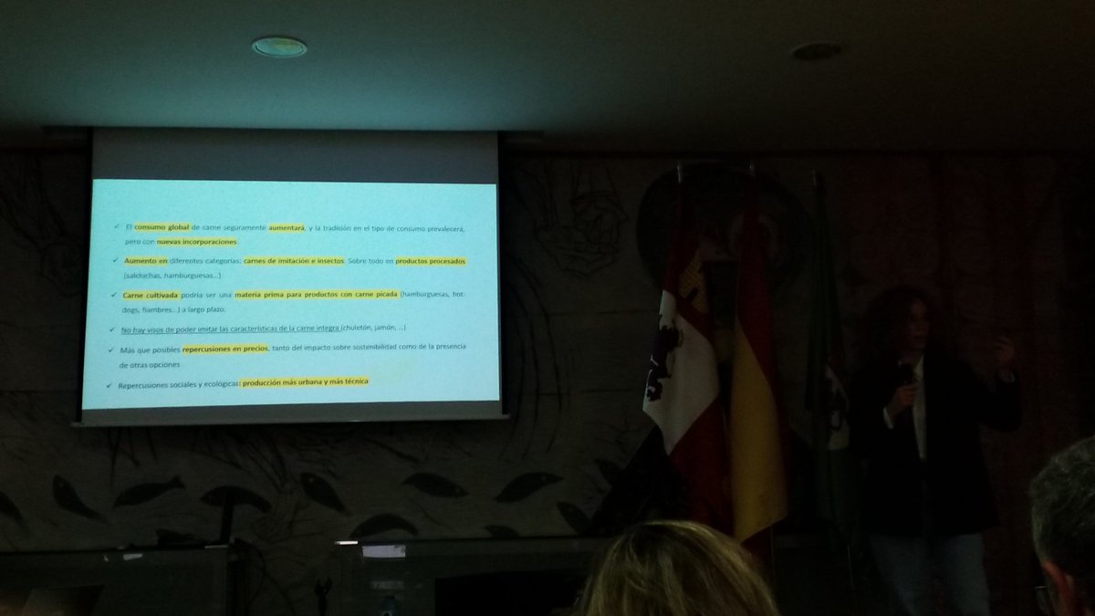 eurocarne's tweet photo. Con Clara Talens de @azti_brta hemos visto en las jornadas 2022 de @AVESA2016 posibilidades de futuro para los elaborados cárnicos como son los productos híbridos y la carne cultivada https://t.co/5b93hNSR9a