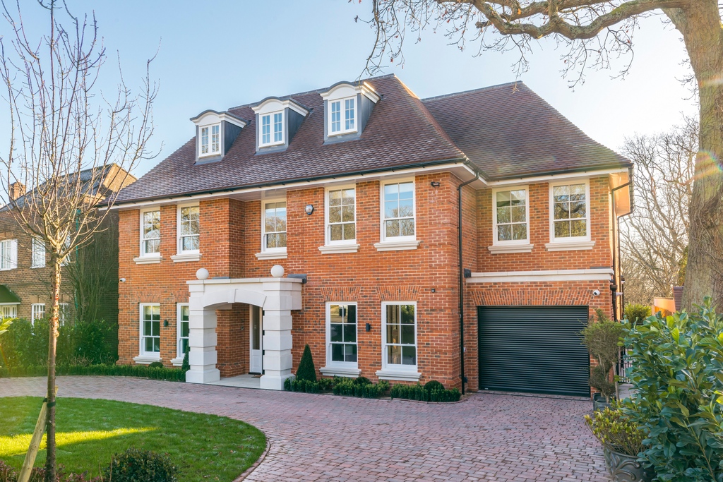 ‘Octagon Bespoke turned our dream home into a reality.’

Built to enhance the light and space of the property, with reflective marble flooring providing a bright interior, Octagon Bespoke ensured every element was carefully considered when building this family home in London.