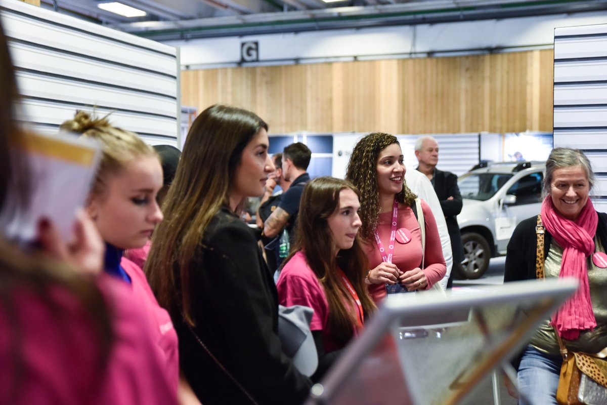 EQUIP_AUTO's tweet photo. L’association @Ellesbougent était présente hier sur #EQUIPAUTO Paris !
Leurs objectifs 👉 susciter des vocations, casser les préjugés, et renforcer la mixité dans les entreprises des secteurs industriels et technologiques ! https://t.co/OTtxz5bIvu