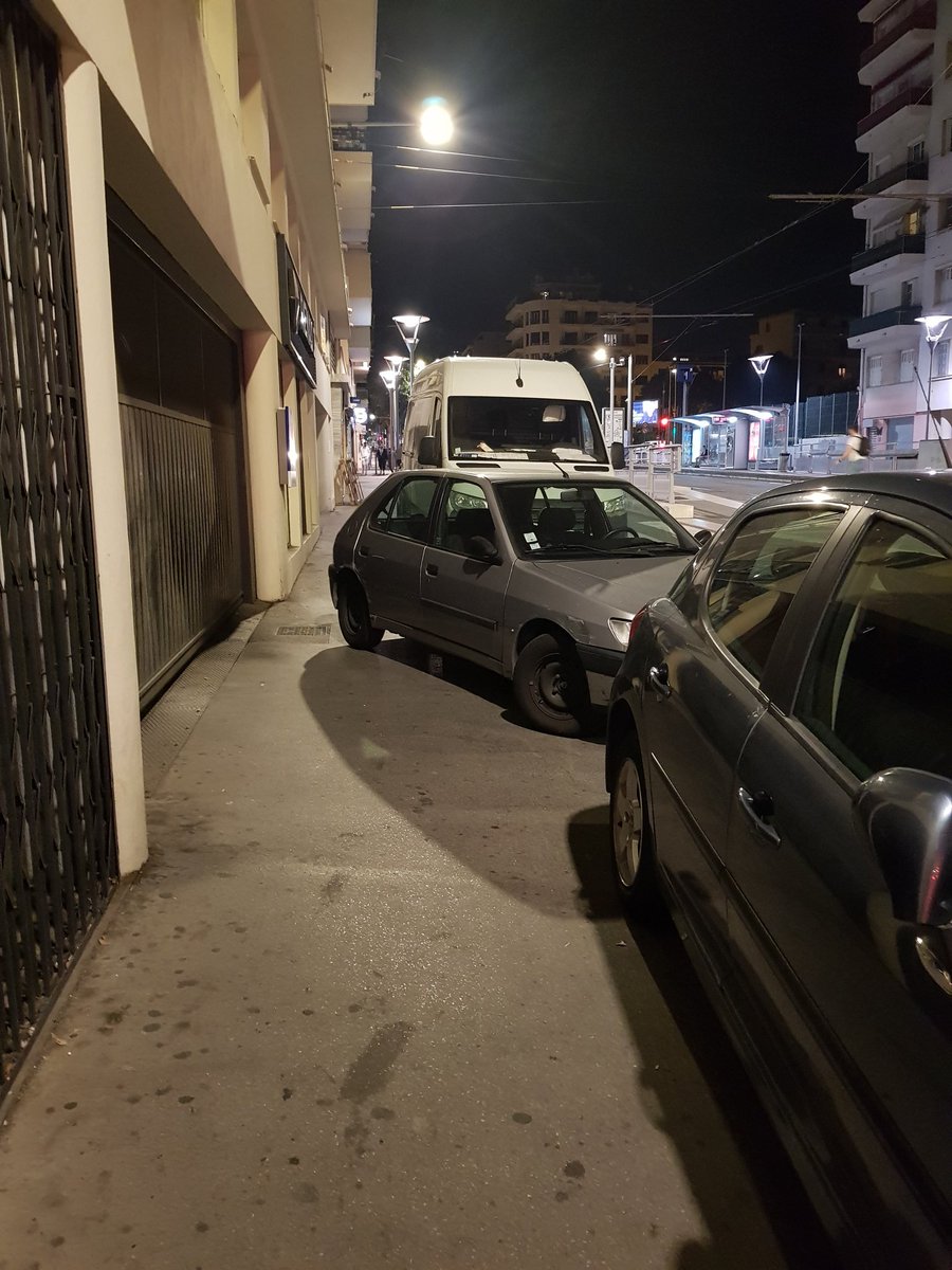 Nice2030_actu's tweet photo. Tous les soirs et tous les week-ends, des véhicules se garent sur le trottoir en bas du bd #Gorbella, devant le garage Renault. Depuis des années. Y a-t-il déjà eu une seule verbalisation @PMdeNice ? Que peut-on envisager à cet endroit @GaelNofri ? #Nice06 poke @Niceapoussette https://t.co/ytbfMFQKbB