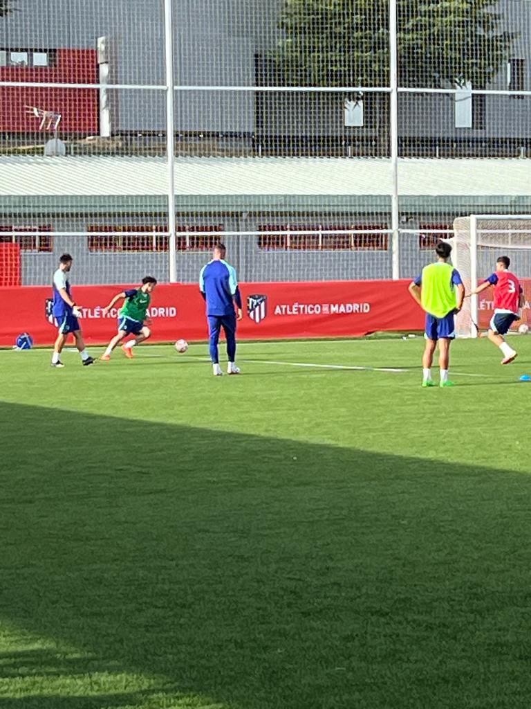 coacheklund's tweet photo. Spännande dagar med Atletico Madrid när SEF:s utvecklingschefs utbildning avslutades. Fick ett snack med Fabio Futre son till legenden Paulo Futre och är ungdomstränare i Atletico. Många nya intryck som Dahlberg/Eklund tar med sig tillbaka till Helsingborgs Akademi https://t.co/vwinYTYOtG