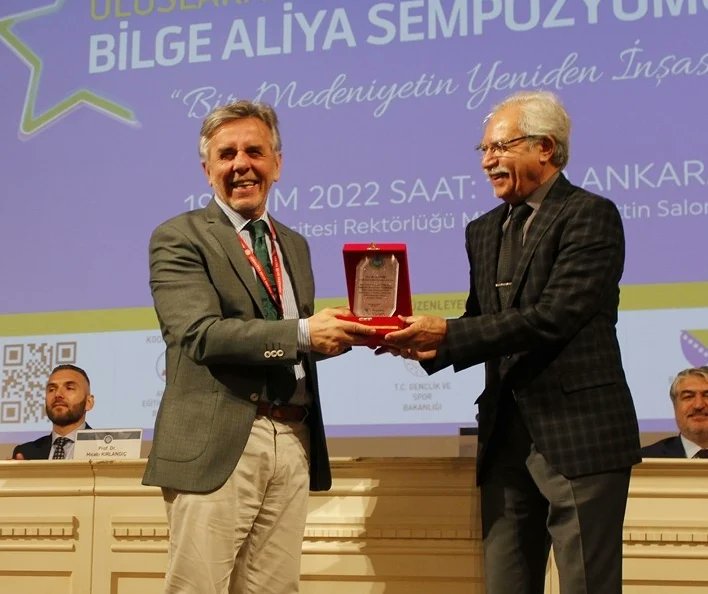 AliyaProjesi's tweet photo. Psikiyatrinin birçok alanında yaptığı bilimsel çalışmalarıyla tanınan ve daha çok psikiyatrinin sosyal bilimlere ve felsefe ile kesişim noktalarına odaklanan Sayın Göka, sempozyumumuzdaki konuşmasında “Aliya İzzetbegoviç’in Psikobiyografisi” konusu üzerinde durdu. @erolgoka https://t.co/bydtcQYdoI
