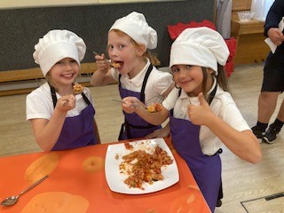 Linchfield Academy (@linchfield_cit) on Twitter photo Darren from <a href="/Rootstofood/">Darren Tinkler</a> has worked with all of the children in Years 1-6 this week to cook Jambalaya using chicken, rice & a selection of vegetables. They discussed the eat well plate guide, prepared & cooked the ingredients and enjoyed eating the food at the end! Darren from <a href="/Rootstofood/">Darren Tinkler</a> has worked with all of the children in Years 1-6 this week to cook Jambalaya using chicken, rice & a selection of vegetables. They discussed the eat well plate guide, prepared & cooked the ingredients and enjoyed eating the food at the end!