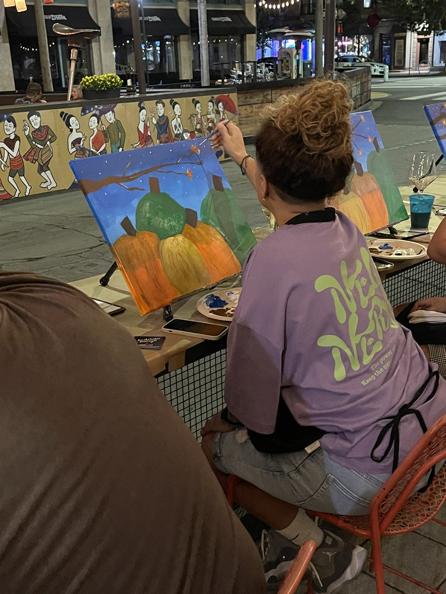 EnlightenedAunt's tweet photo. #PaintNightWithTam
#BrushstrokesAndBeverages https://t.co/2IBpxPN6qY