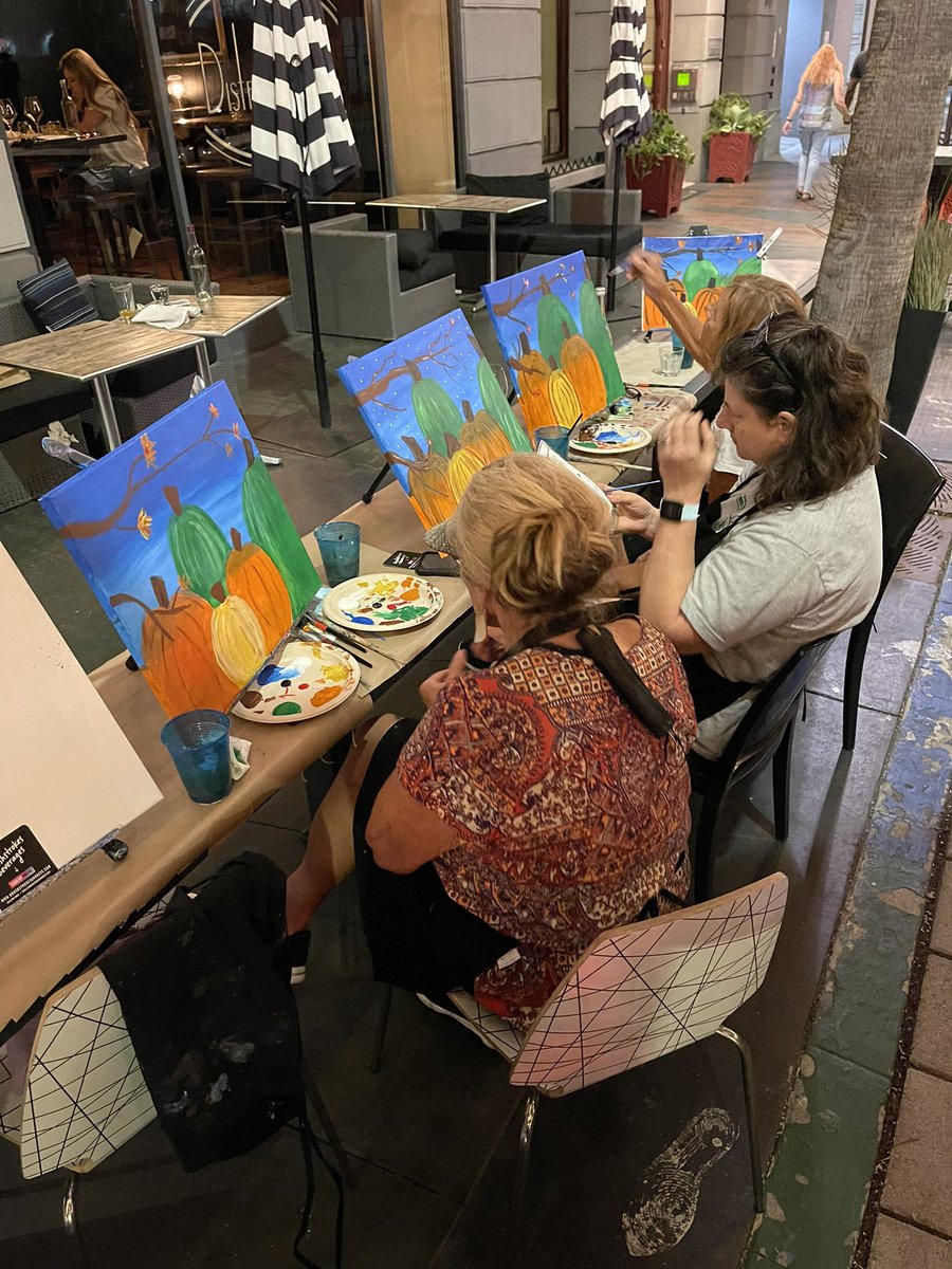 EnlightenedAunt's tweet photo. #PaintNightWithTam
#BrushstrokesAndBeverages https://t.co/2IBpxPN6qY