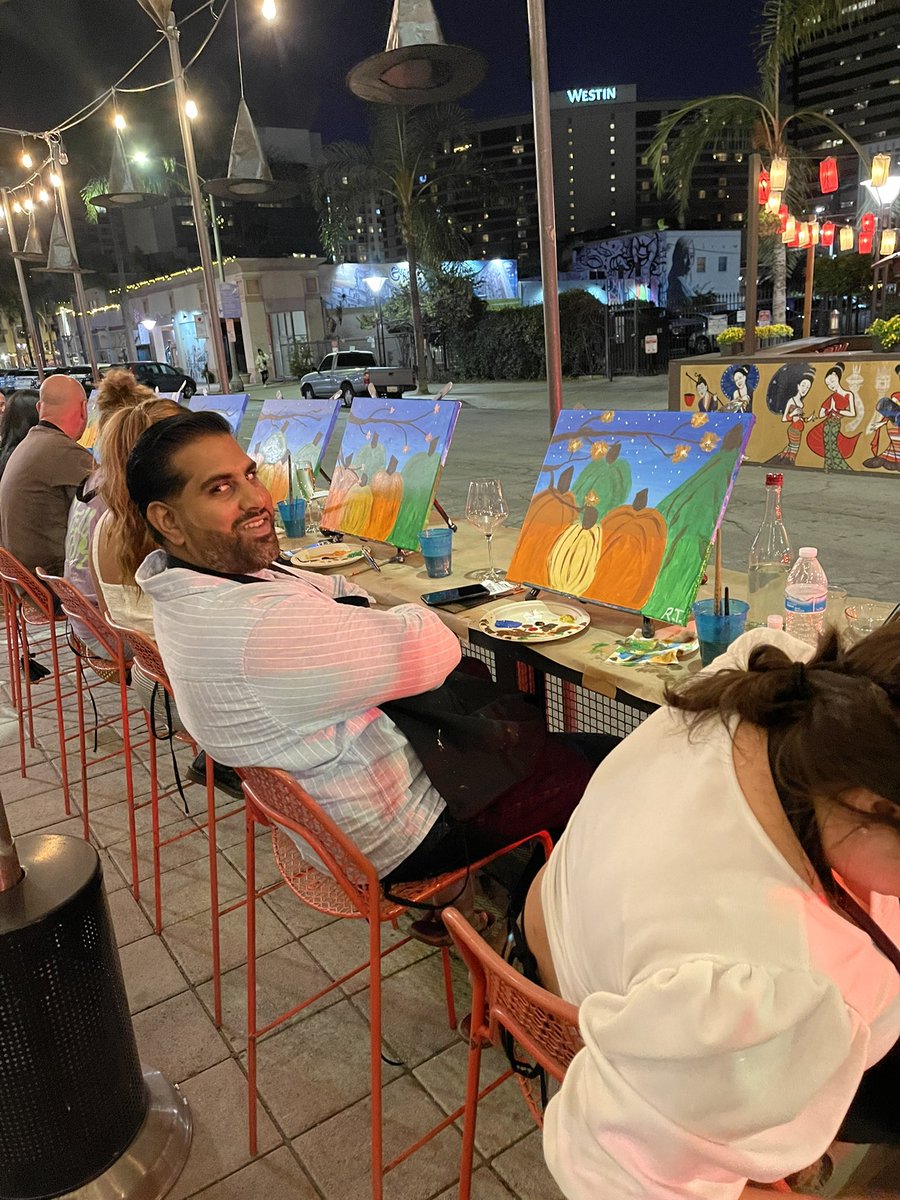 EnlightenedAunt's tweet photo. Had an awesome class tonight at @DistrictWine. The guys were super focused! We love to see it!!
#PaintNightWithTam
#BrushstrokesAndBeverages https://t.co/e3TAkBG2NU