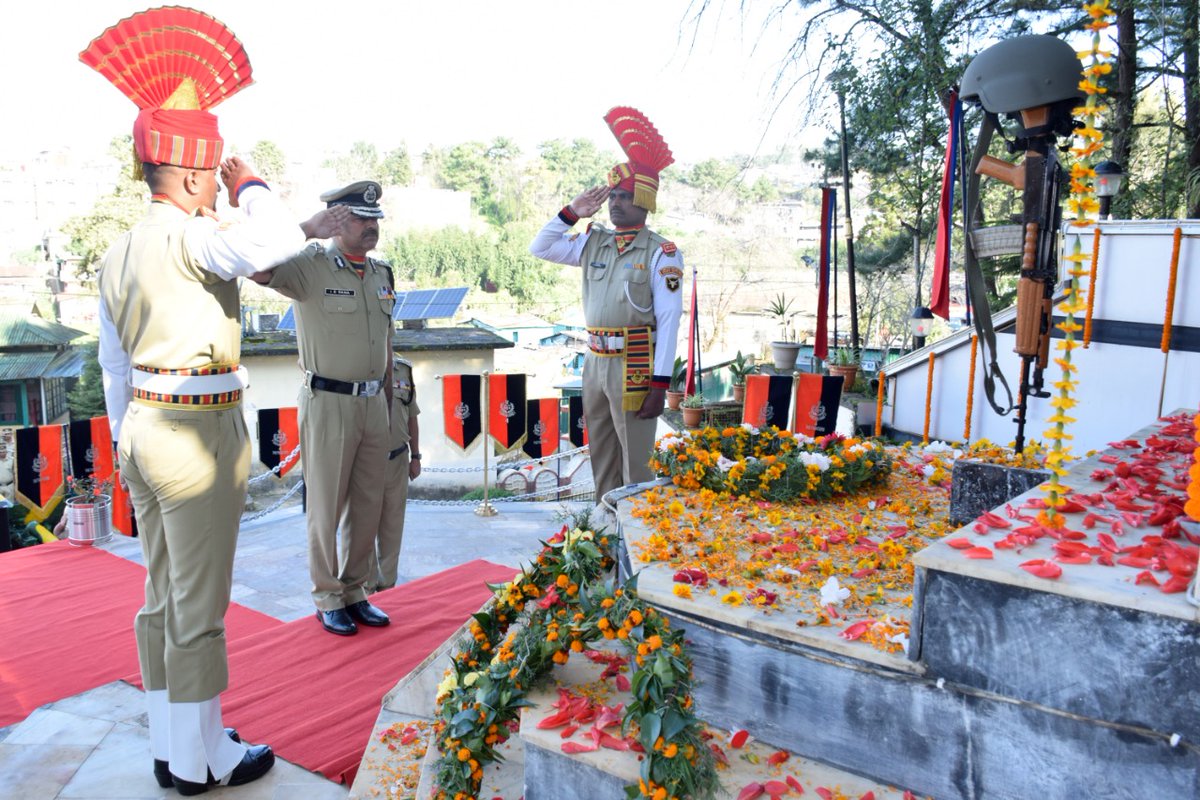 BSF_Meghalaya's tweet photo. On 𝐏𝐨𝐥𝐢𝐜𝐞 𝐂𝐨𝐦𝐦𝐞𝐦𝐨𝐫𝐚𝐭𝐢𝐨𝐧 𝐃𝐚𝐲-𝟐𝟎𝟐𝟐, Sh. Inderjit Singh Rana, IG BSF Meghalaya along with all ranks paid tribute to the Brave Souls who made supreme sacrifices in the line of duty serving Motherland.

#PoliceCommemorationDay2022 
#JaiHind https://t.co/MoFyRSWWcZ