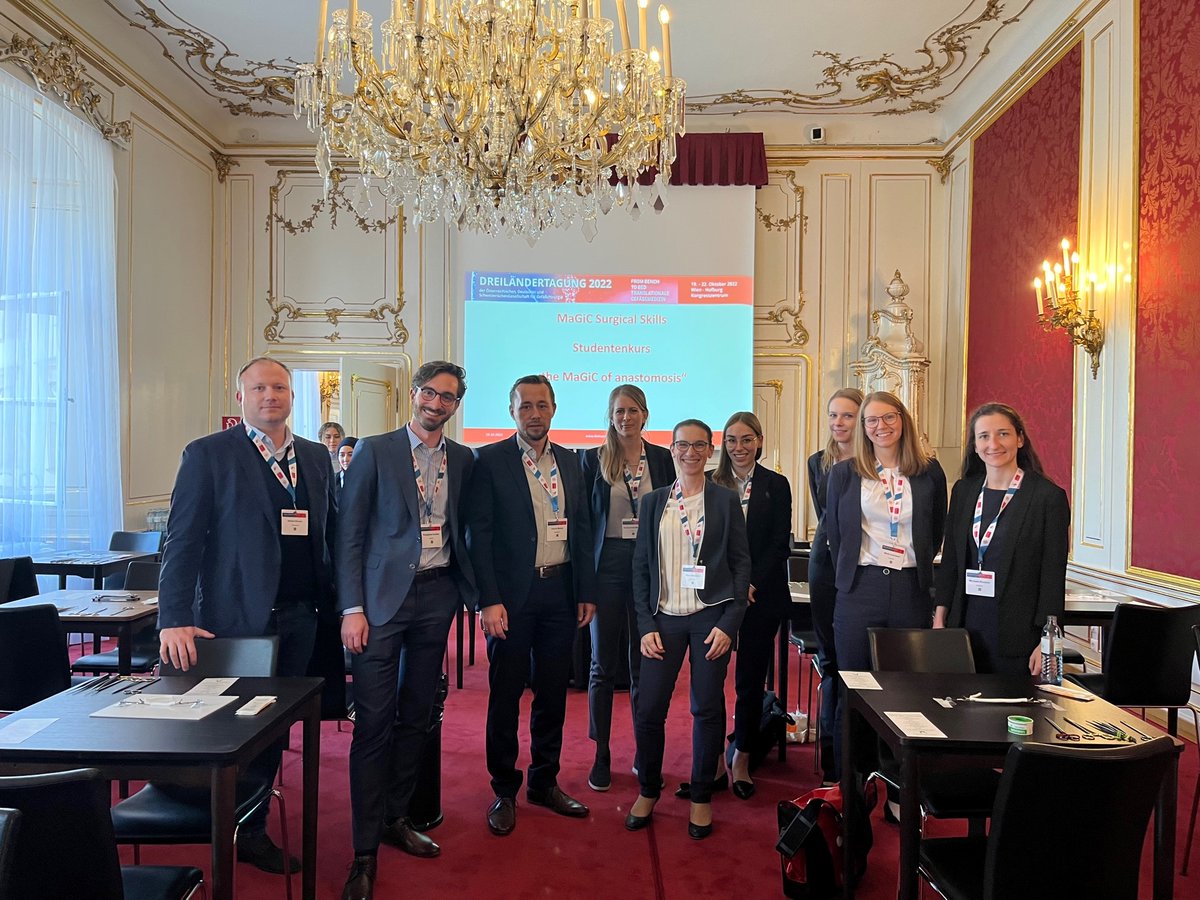 DGG_Tweets's tweet photo. Gestern begrüßte das Junge Forum der #DGG die Teilnehmenden zum Kurs "The MaGiC of anastomosis", ein Teil des speziellen Programms für den Nachwuchs. Vielen Dank für den tollen Austausch mit allen! #DLT2022 #MedEd #vascular #vascsurgery #BehindTheScenes #surgicalskills https://t.co/N9oglD1Ax0