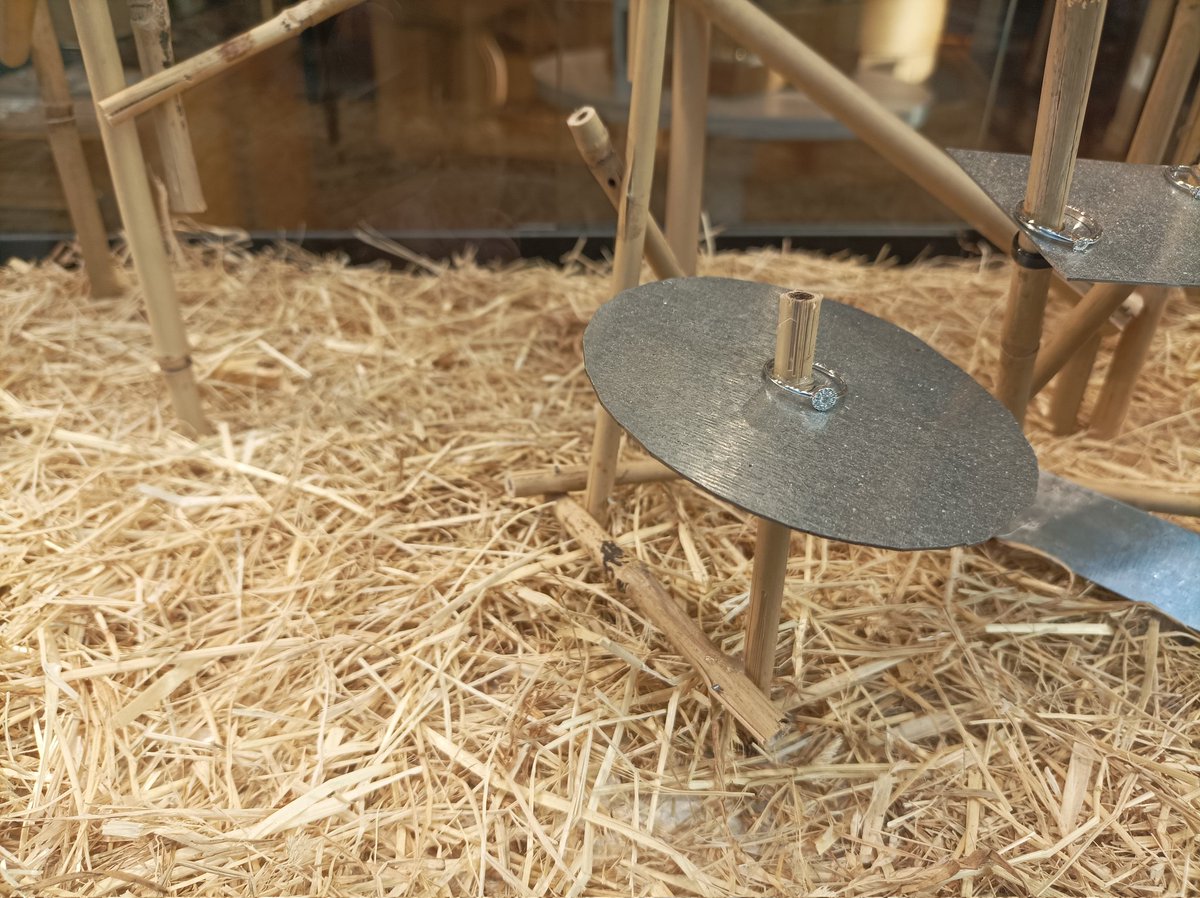 jlopezcol's tweet photo. Si alguno tiene que comprar paja para alimentar el ganado y quiere saber precio, que sepa que la ponen para acompañar a los anillos en las joyerías de la Gran Vía de Madrid🙄 https://t.co/uTWNzsHAGV