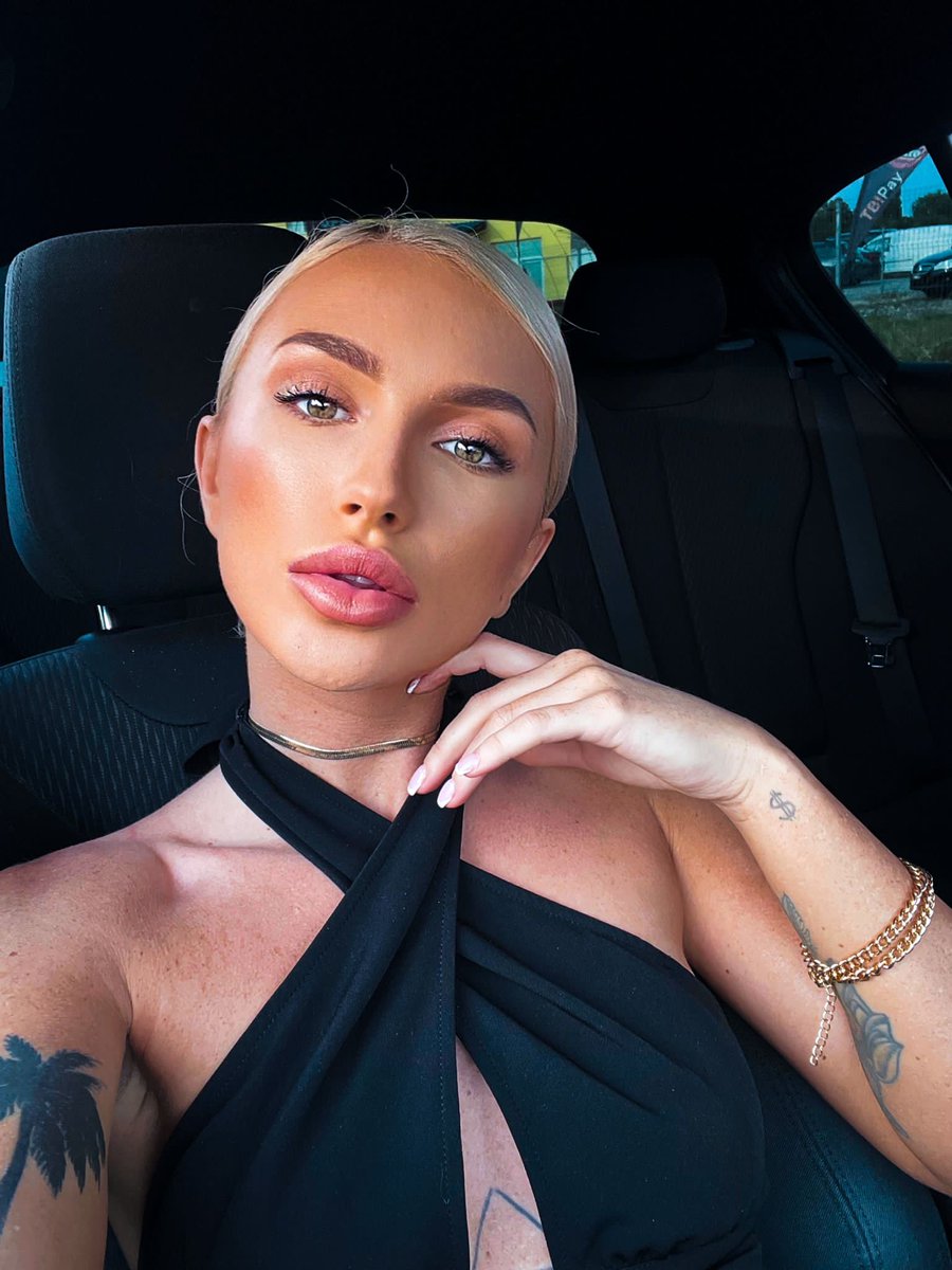 LucyLusst's tweet photo. All #black 

https://t.co/BdKxVGa8ws

#MondayVibes #Blonde #camgirl #Lipgloss #tattogirls https://t.co/klgyicIahF