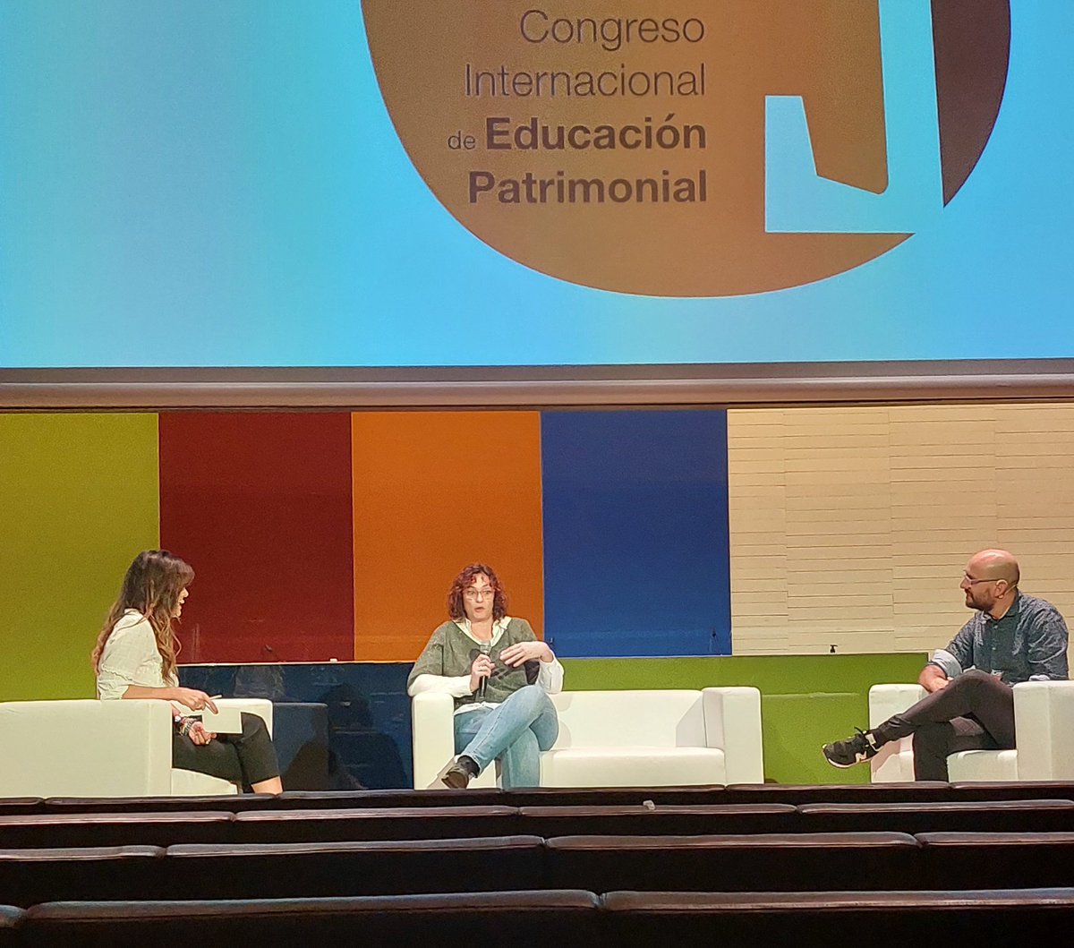 <a href="/aliquepu/">Alicia Escanilla</a> reivindica en el #Ciep5 la necesaria colaboración entre los #educadorespatrimoniales que trabajan en museos y los investigadores universitarios del ámbito. 
¿Cómo podemos articular la voz de este colectivo en el CIEP? #conversacionesdetresillo