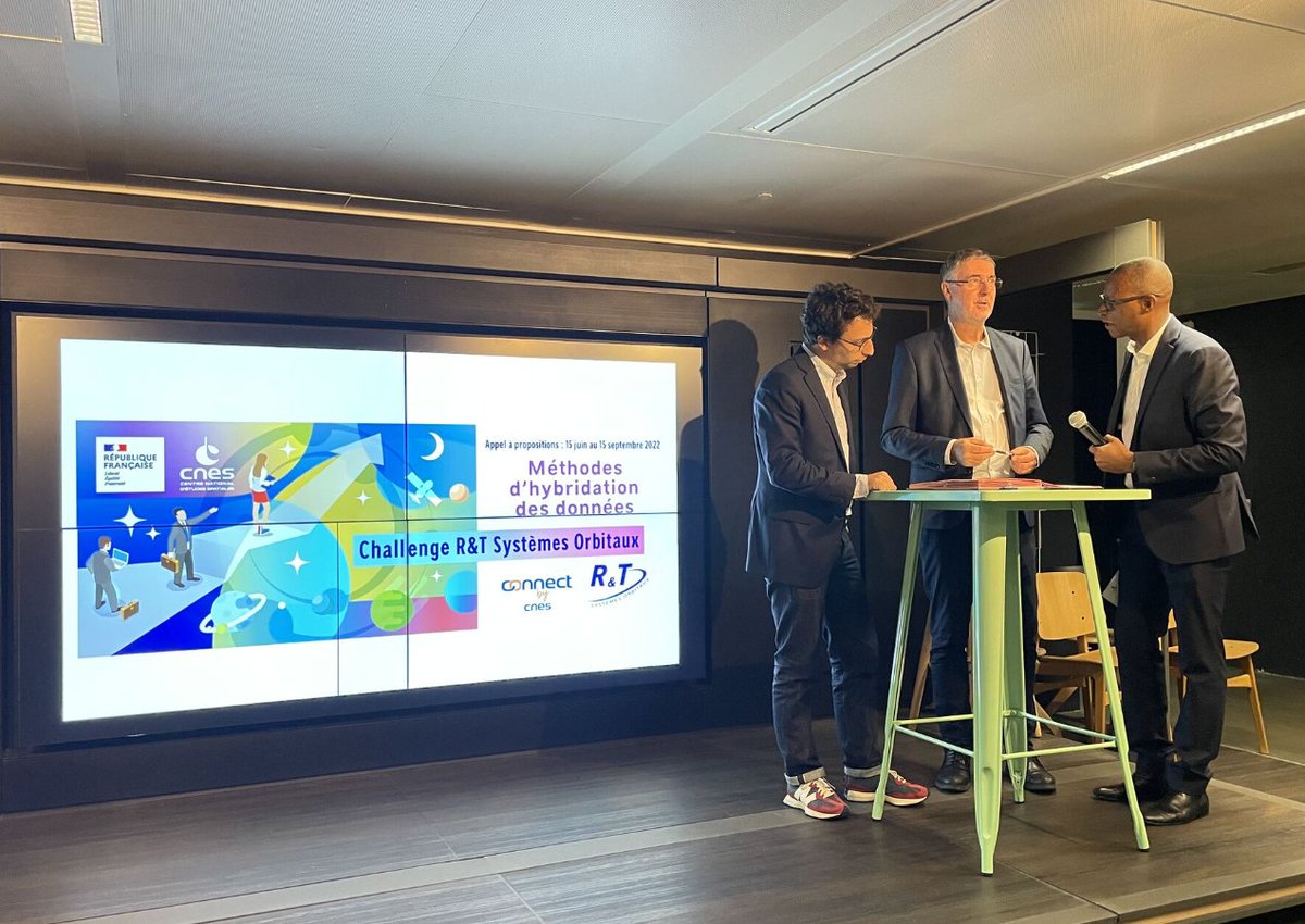 UVSQ_Research's tweet photo. 1er prix du challenge R&T organisé par le @CNES pour @HDRain, une startup issue du @latmos_ipsl créée en 2018 par Ruben Hallali et François Mercier : "comment apporter encore plus de précision dans nos prévisions #meteo" #innovation #data #recherche #pluie #climat #OVSQ https://t.co/DIpVoQVBqY