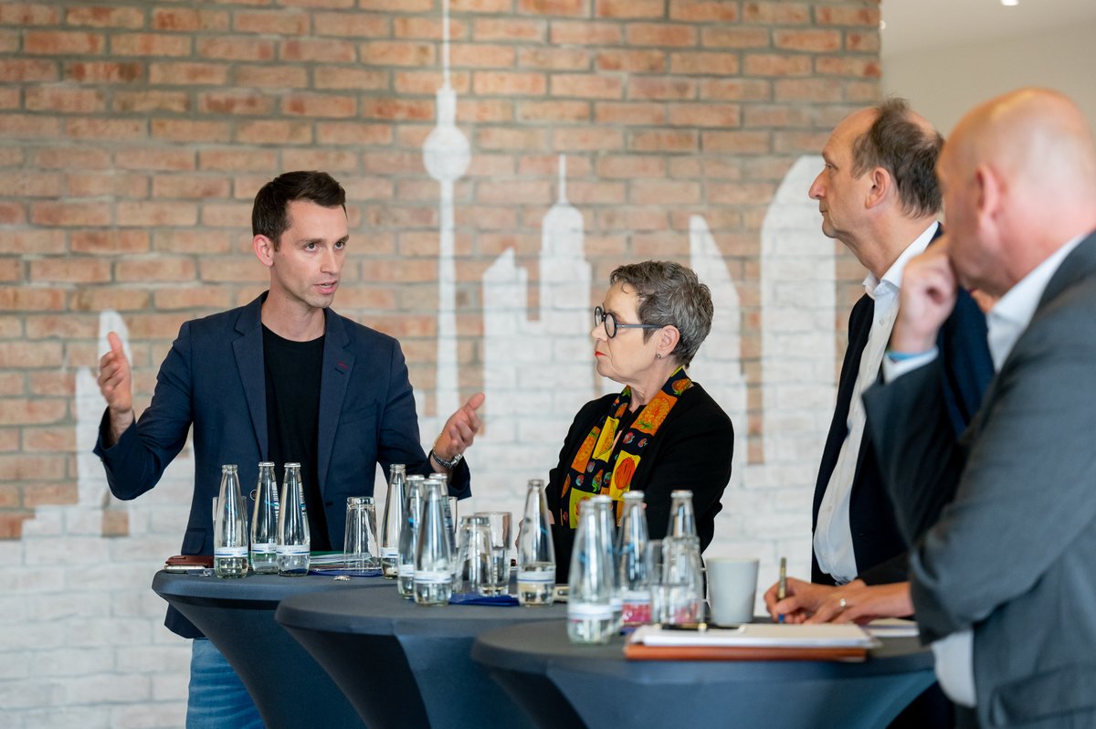 AspenGermany's tweet photo. Yesterday, @AspenGermany in cooperation with @telefonica_de hosted a #DigitalDish event on the new #geopolitics of supply chain resilience.
Many thanks to our speakers @AnAudretsch @simone_menne @KlausWiener and Bernard Kuiten and our participants for the fruitful discussion! https://t.co/le4gSgDqAV