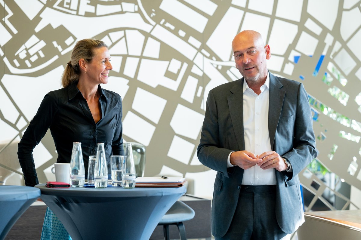 AspenGermany's tweet photo. Yesterday, @AspenGermany in cooperation with @telefonica_de hosted a #DigitalDish event on the new #geopolitics of supply chain resilience.
Many thanks to our speakers @AnAudretsch @simone_menne @KlausWiener and Bernard Kuiten and our participants for the fruitful discussion! https://t.co/le4gSgDqAV