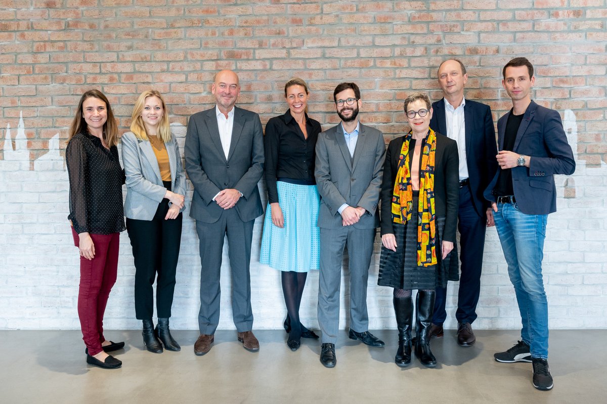 AspenGermany's tweet photo. Yesterday, @AspenGermany in cooperation with @telefonica_de hosted a #DigitalDish event on the new #geopolitics of supply chain resilience.
Many thanks to our speakers @AnAudretsch @simone_menne @KlausWiener and Bernard Kuiten and our participants for the fruitful discussion! https://t.co/le4gSgDqAV