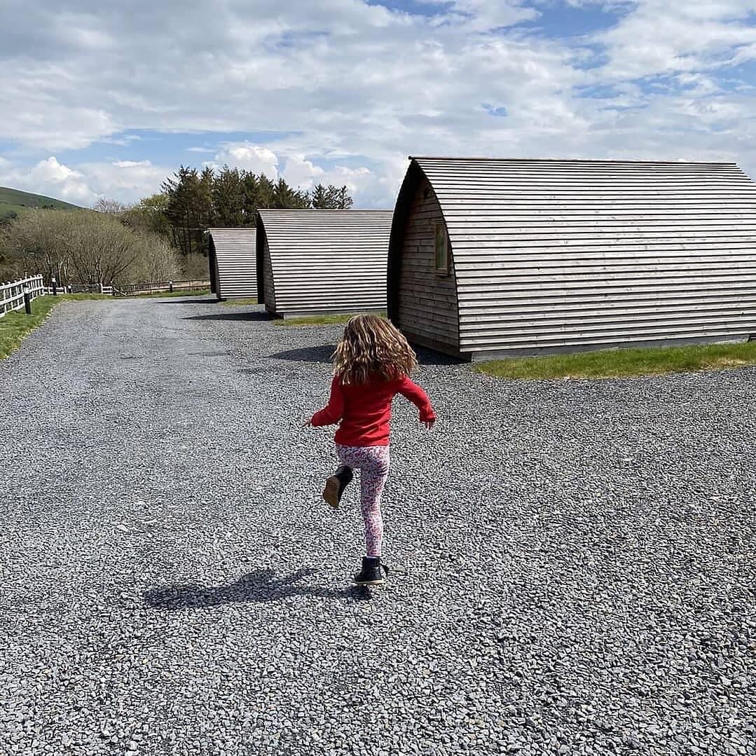 it’s a #fridayfeeling at #wigwamholidays what better way to enjoy the outdoors than glamping in style in #midwales @VisitCambMtns @VisitMidWales @visitwales @TakeTheKidsWeb @FamTravelTimes @MidWalesMyWay #Glamping #holidayseason #familytime #greatoutdoors #freedom