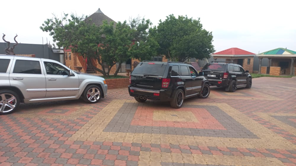 _ArriveAlive's tweet photo. Five luxury vehicles seized in a operation at a smallholding plot belonging to a 35-year-old alleged kingpin  https://t.co/5Oy6Auor1Q

#ArriveAlive #Kingpin #Fuel #TransnetPipeline #Hawks https://t.co/CwEv6iNWzN