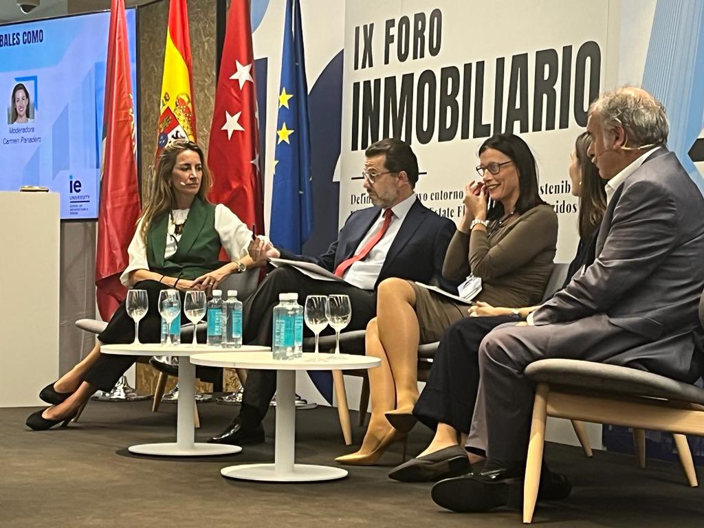 CarmenPanadero's tweet photo. Arranca día II del IX Foro Inmobiliairo del @IEbusiness. Apasionante mesa con Ismael Clemente, Cristina García-Peri, Manuel Romera y Gema Alfaro. #merlinpropertis #azora gracias a patrocinadores @SavillsES @Steelcase @Montepino_Logis https://t.co/ZUBFsIDZUV