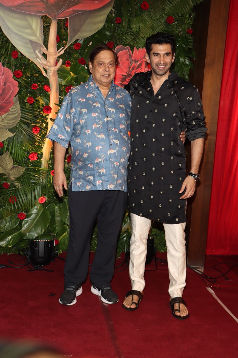 PiictureNKraft's tweet image. Riteish Deshmukh &amp;amp; his wife Genelia Deshmukh, Aditya Roy Kapur &amp;amp; David Dhawan attend the big bash diwali party arrange by Ramesh Taurani's Diwali Bash. 

#kumartaurani #tips #diwalibash 

@kumartaurani 
@RameshTaurani 
@tipsofficial 
@parulchawla9